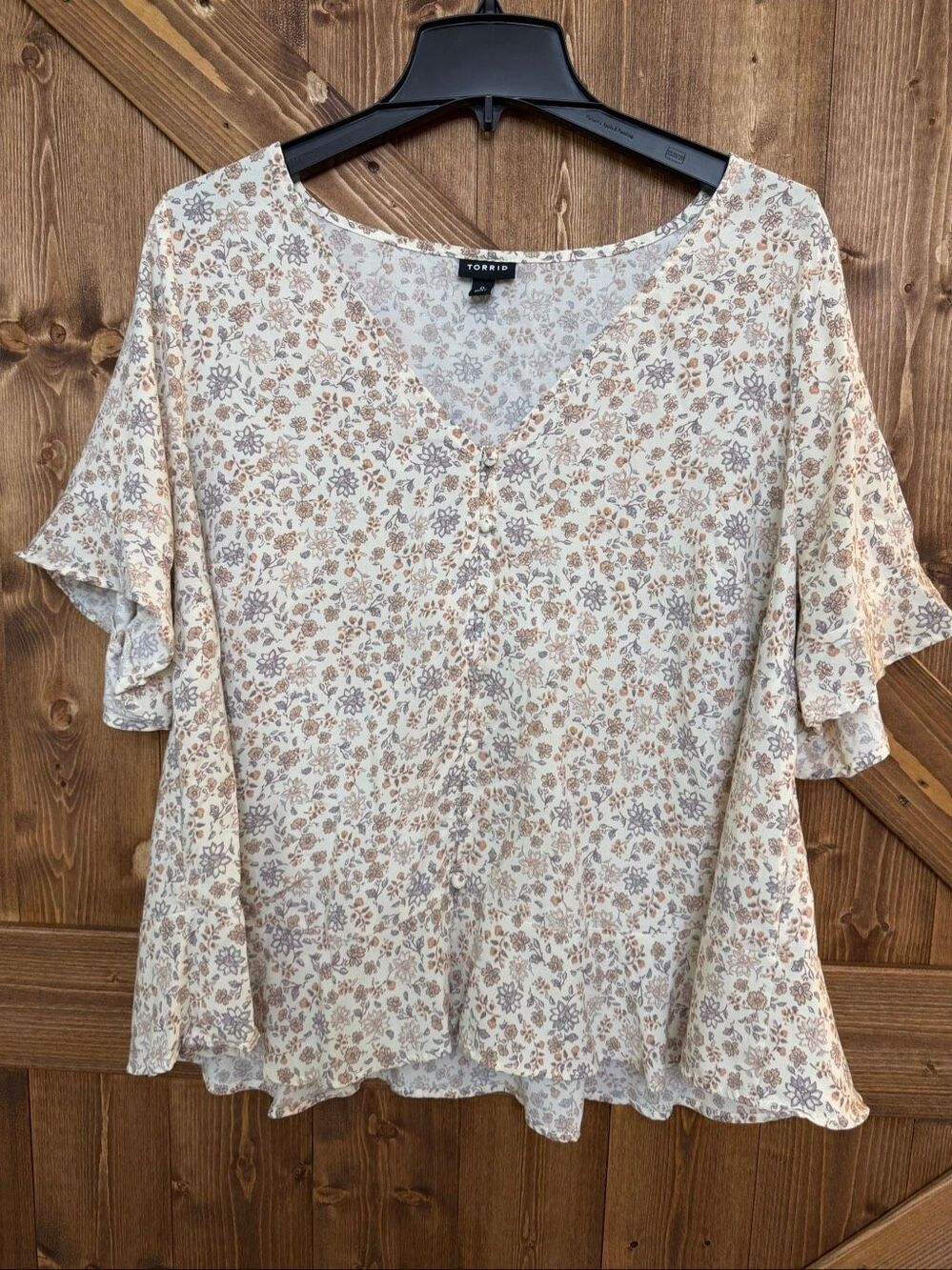 Torrid Women’s Size 0 Ivory Floral Flutter Sleeve Button Front Blouse (9148)